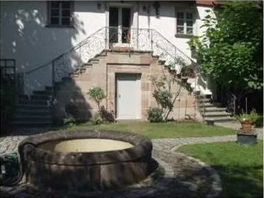 Restaurierte historische Fassade eines Denkmals, zeigt fachgerechte Natursteinsanierung und Erhaltung der ursprünglichen Architektur mit modernen Techniken