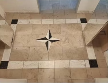 Eleganter Innenraum mit Naturstein-Wandverkleidung und Bodenbelag, zeigt hochwertige Steinmetzarbeiten für exklusive Raumgestaltung mit natürlichen Materialien