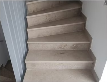 Hochwertige Natursteintreppen mit elegantem Design, zeigt verschiedene Natursteinarten und professionelle Verlegung für ein einzigartiges Ambiente in Wohnräumen